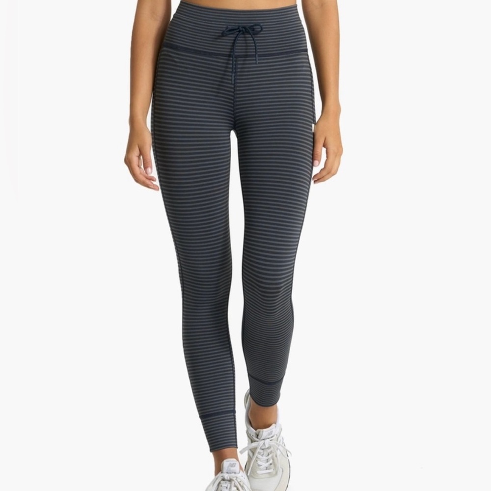 Vuori Black White Grey Striped Daily Performance Leggings Size M EUC